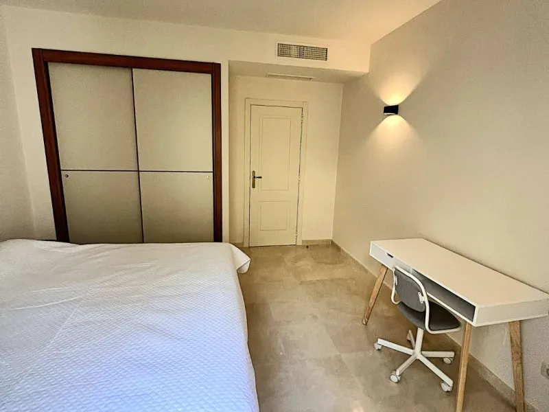Discover your dream home in Marbella! This spectacular duplex penthouse in the Altos de la Quinta urbanization offers an unparalleled lifestyle. Spread over two floors, the ground floor features a welcoming entrance hall, a bright living room that opens o
