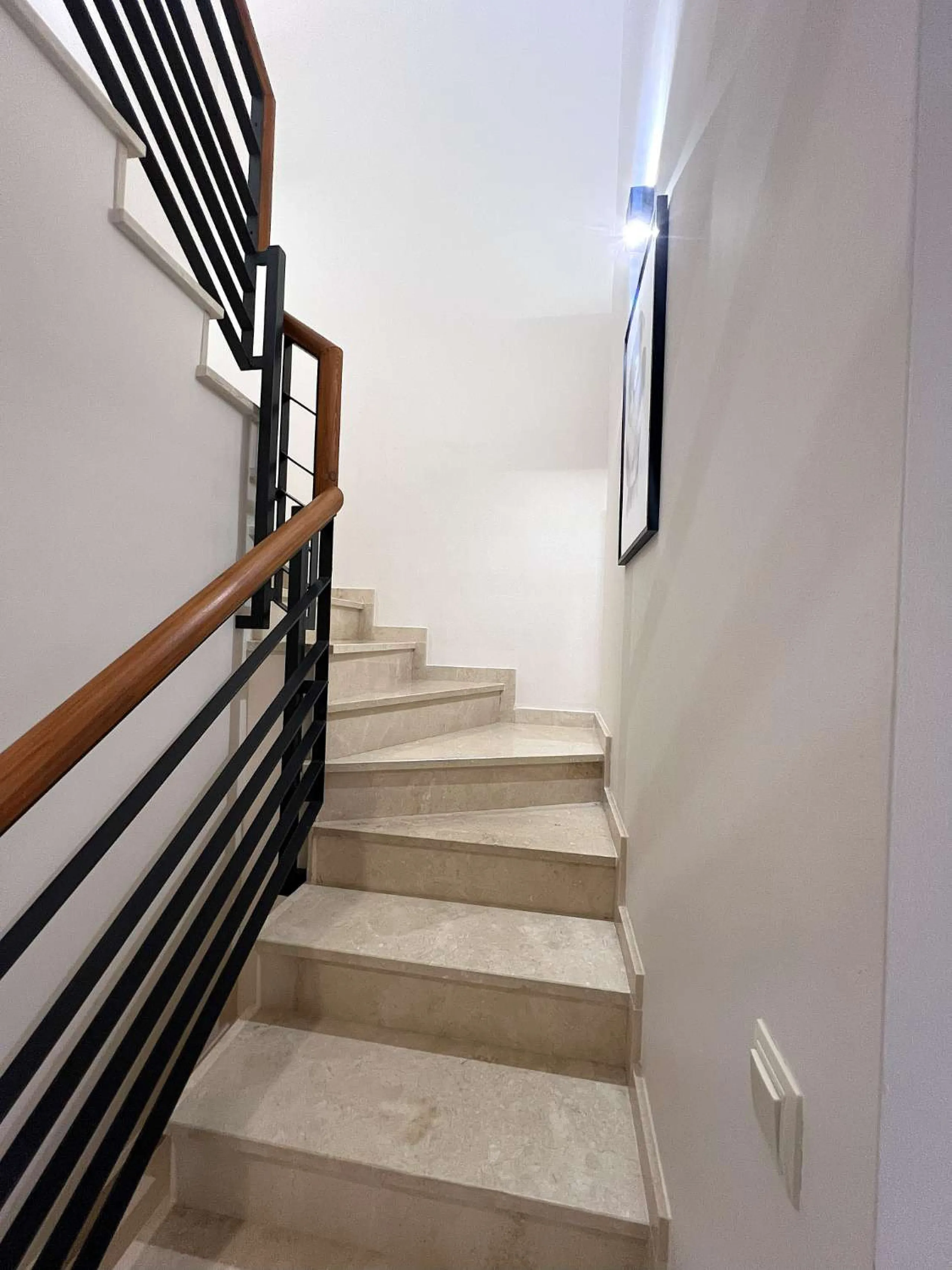 Discover your dream home in Marbella! This spectacular duplex penthouse in the Altos de la Quinta urbanization offers an unparalleled lifestyle. Spread over two floors, the ground floor features a welcoming entrance hall, a bright living room that opens o