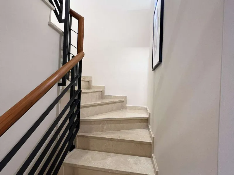 Discover your dream home in Marbella! This spectacular duplex penthouse in the Altos de la Quinta urbanization offers an unparalleled lifestyle. Spread over two floors, the ground floor features a welcoming entrance hall, a bright living room that opens o