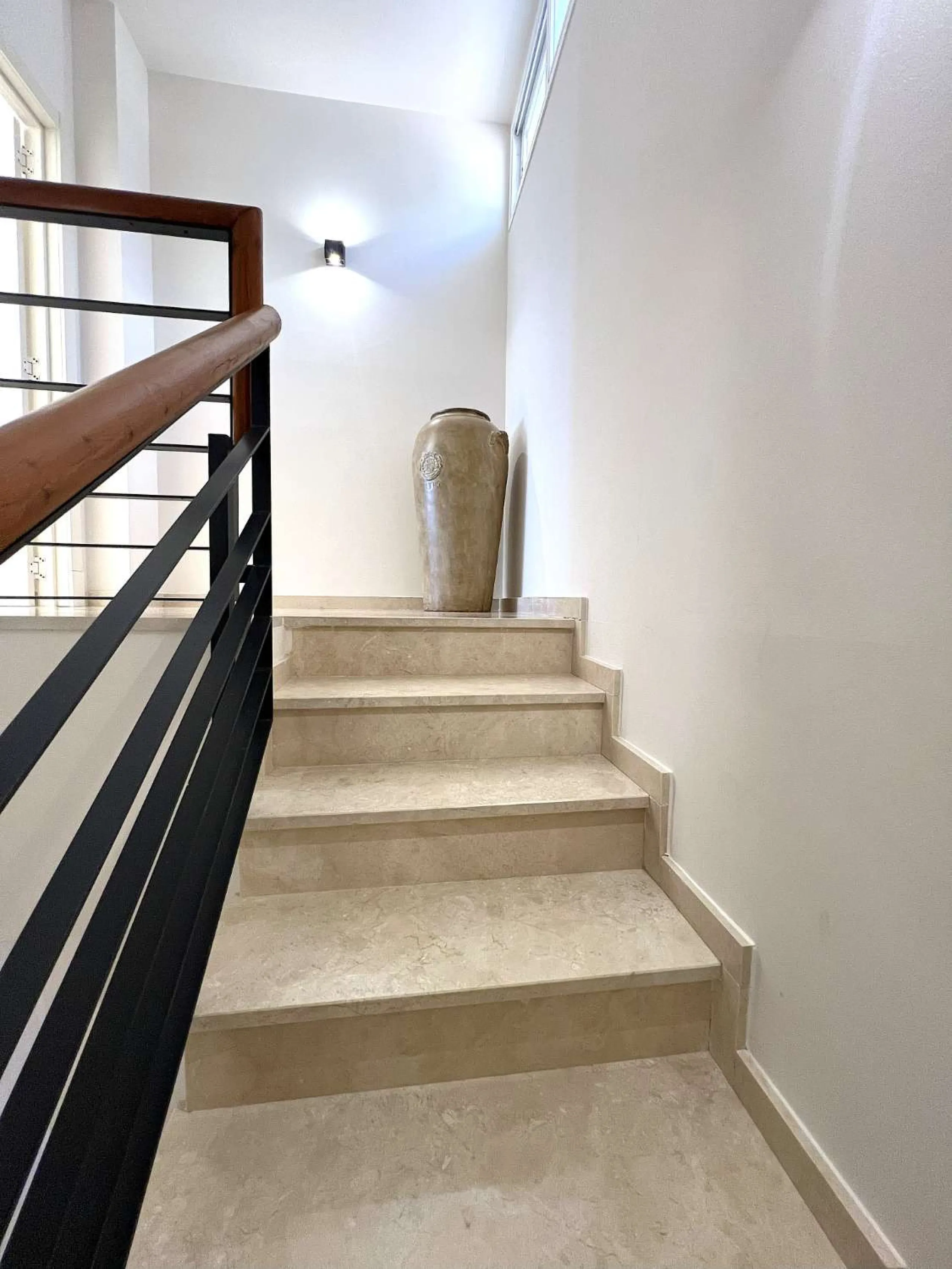 Discover your dream home in Marbella! This spectacular duplex penthouse in the Altos de la Quinta urbanization offers an unparalleled lifestyle. Spread over two floors, the ground floor features a welcoming entrance hall, a bright living room that opens o