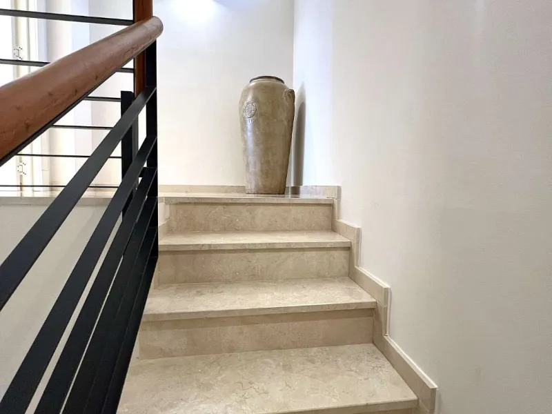 Discover your dream home in Marbella! This spectacular duplex penthouse in the Altos de la Quinta urbanization offers an unparalleled lifestyle. Spread over two floors, the ground floor features a welcoming entrance hall, a bright living room that opens o