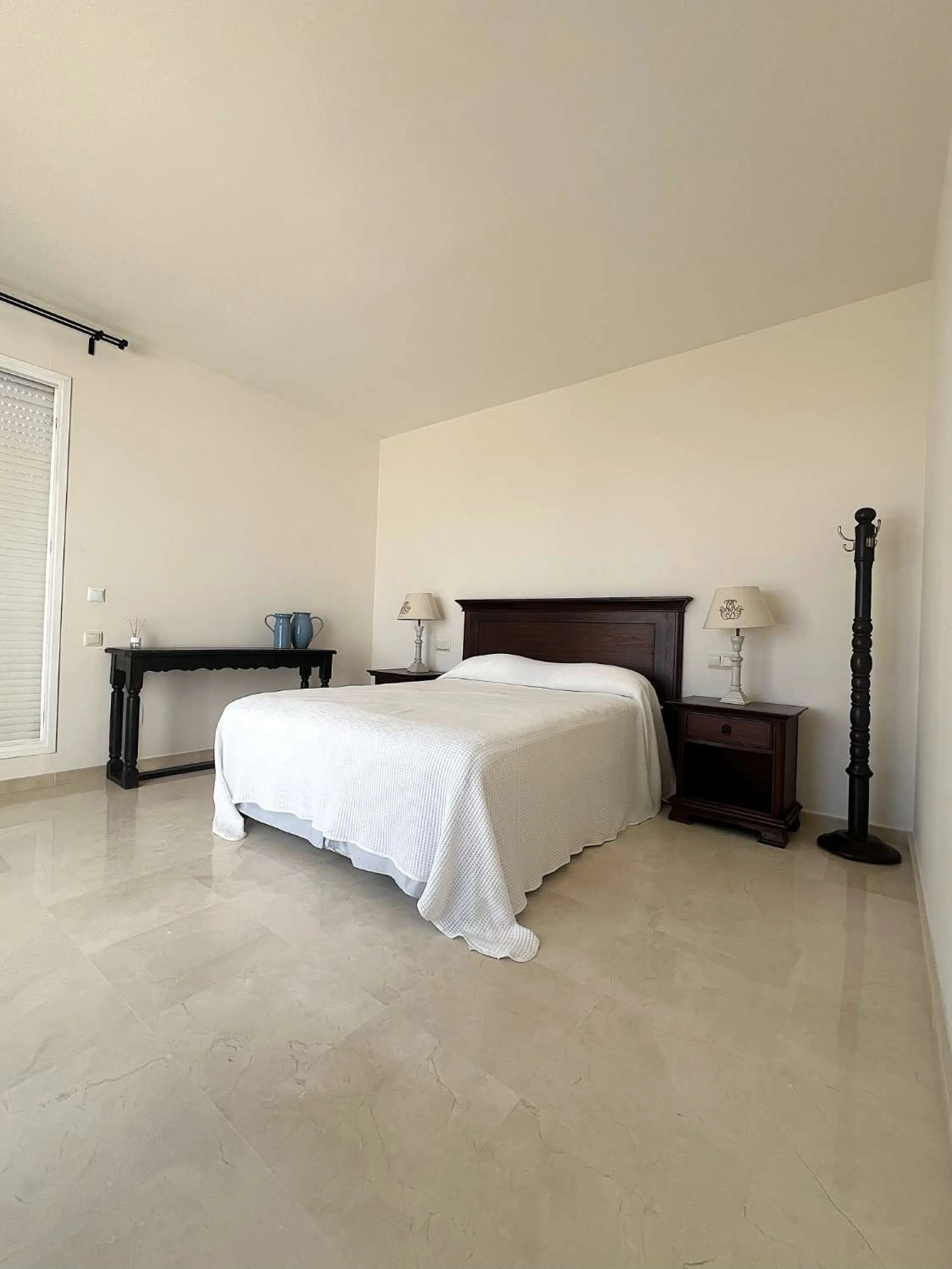 Discover your dream home in Marbella! This spectacular duplex penthouse in the Altos de la Quinta urbanization offers an unparalleled lifestyle. Spread over two floors, the ground floor features a welcoming entrance hall, a bright living room that opens o