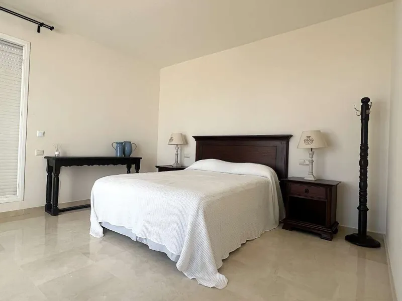 Discover your dream home in Marbella! This spectacular duplex penthouse in the Altos de la Quinta urbanization offers an unparalleled lifestyle. Spread over two floors, the ground floor features a welcoming entrance hall, a bright living room that opens o