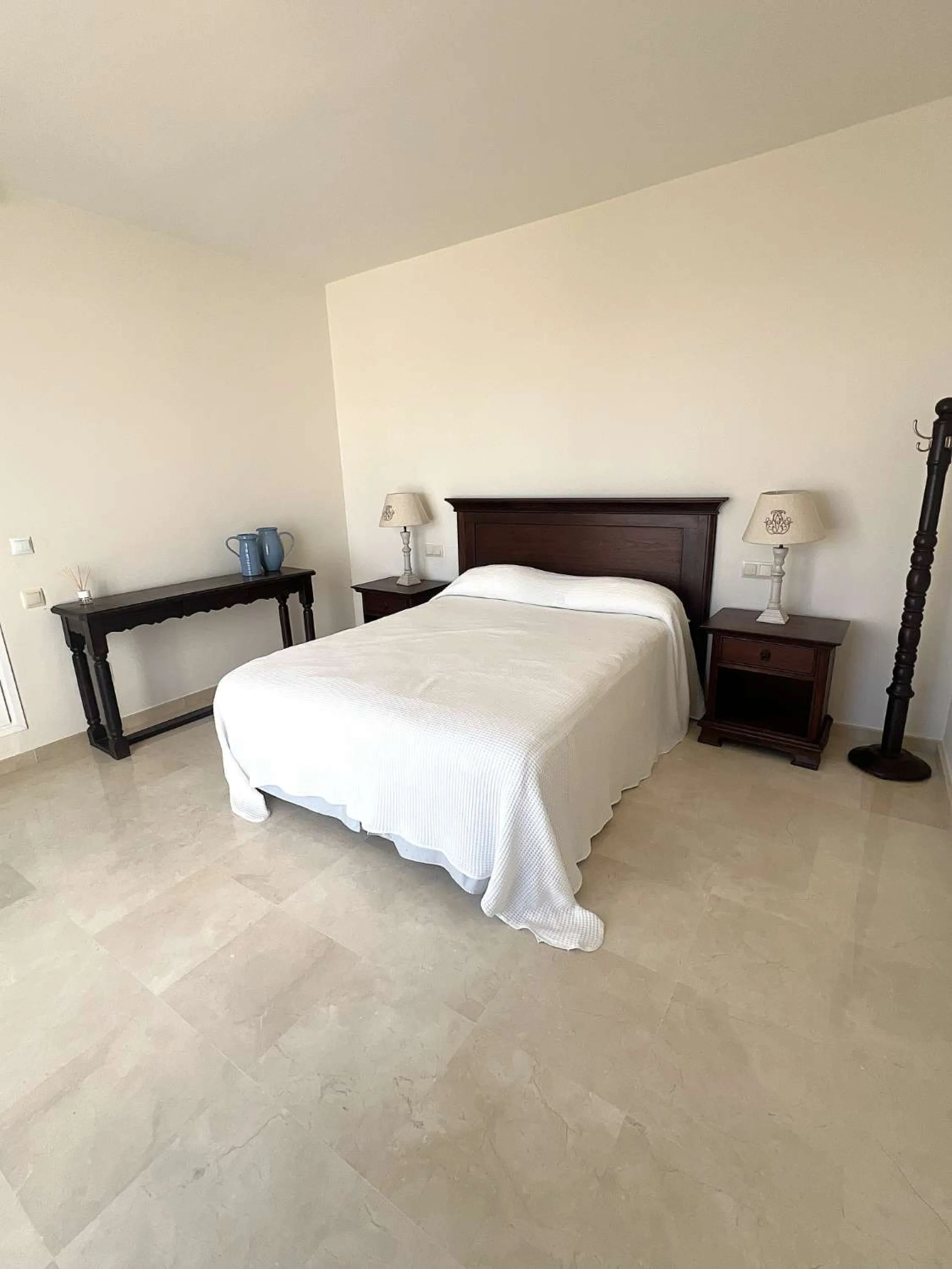 Discover your dream home in Marbella! This spectacular duplex penthouse in the Altos de la Quinta urbanization offers an unparalleled lifestyle. Spread over two floors, the ground floor features a welcoming entrance hall, a bright living room that opens o