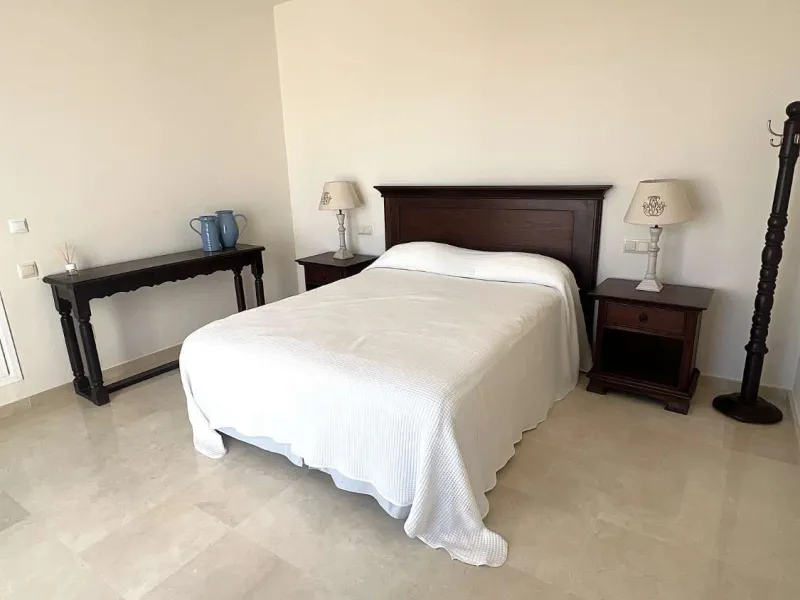Discover your dream home in Marbella! This spectacular duplex penthouse in the Altos de la Quinta urbanization offers an unparalleled lifestyle. Spread over two floors, the ground floor features a welcoming entrance hall, a bright living room that opens o