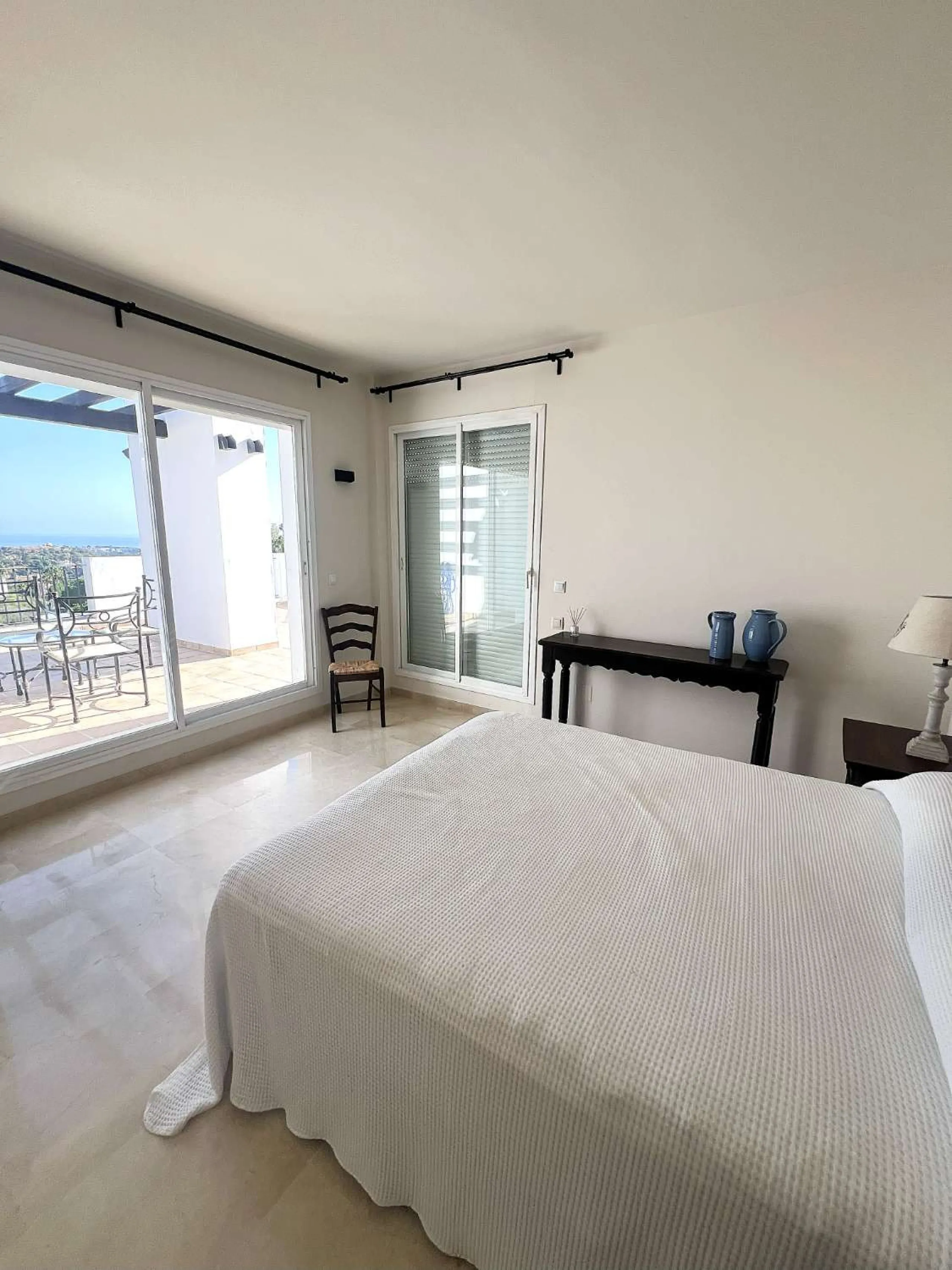 Discover your dream home in Marbella! This spectacular duplex penthouse in the Altos de la Quinta urbanization offers an unparalleled lifestyle. Spread over two floors, the ground floor features a welcoming entrance hall, a bright living room that opens o