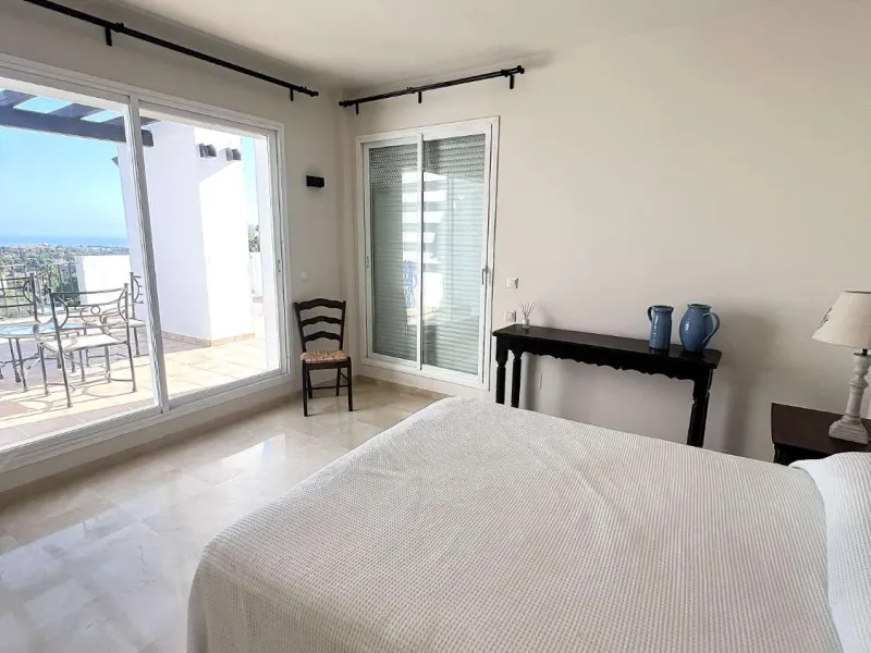 Discover your dream home in Marbella! This spectacular duplex penthouse in the Altos de la Quinta urbanization offers an unparalleled lifestyle. Spread over two floors, the ground floor features a welcoming entrance hall, a bright living room that opens o
