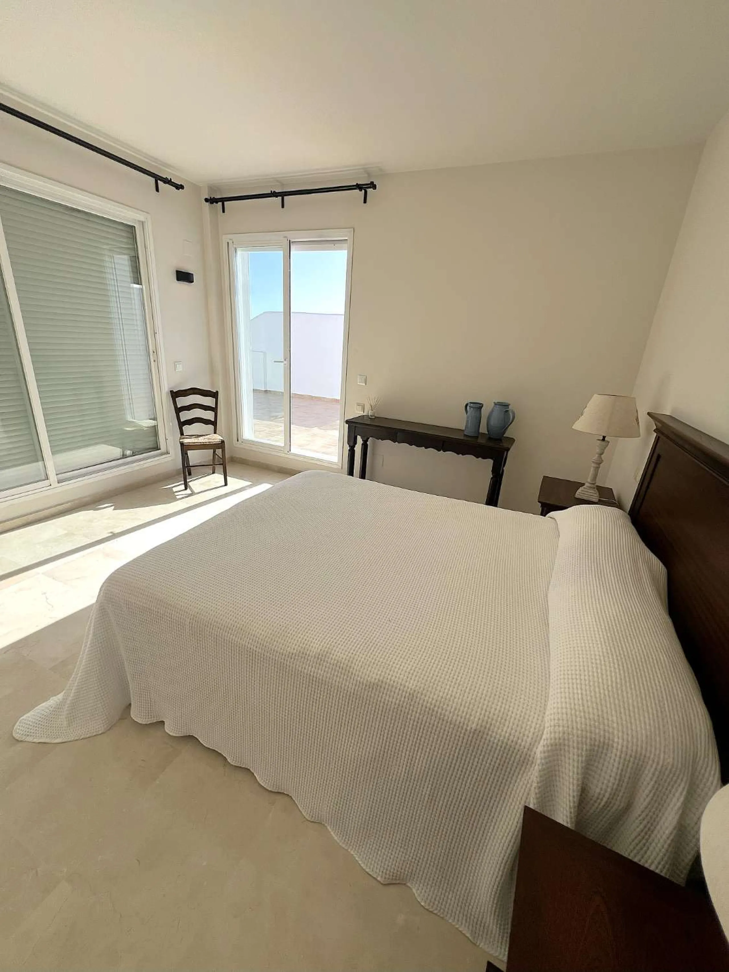 Discover your dream home in Marbella! This spectacular duplex penthouse in the Altos de la Quinta urbanization offers an unparalleled lifestyle. Spread over two floors, the ground floor features a welcoming entrance hall, a bright living room that opens o