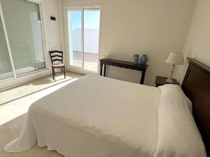 Discover your dream home in Marbella! This spectacular duplex penthouse in the Altos de la Quinta urbanization offers an unparalleled lifestyle. Spread over two floors, the ground floor features a welcoming entrance hall, a bright living room that opens o