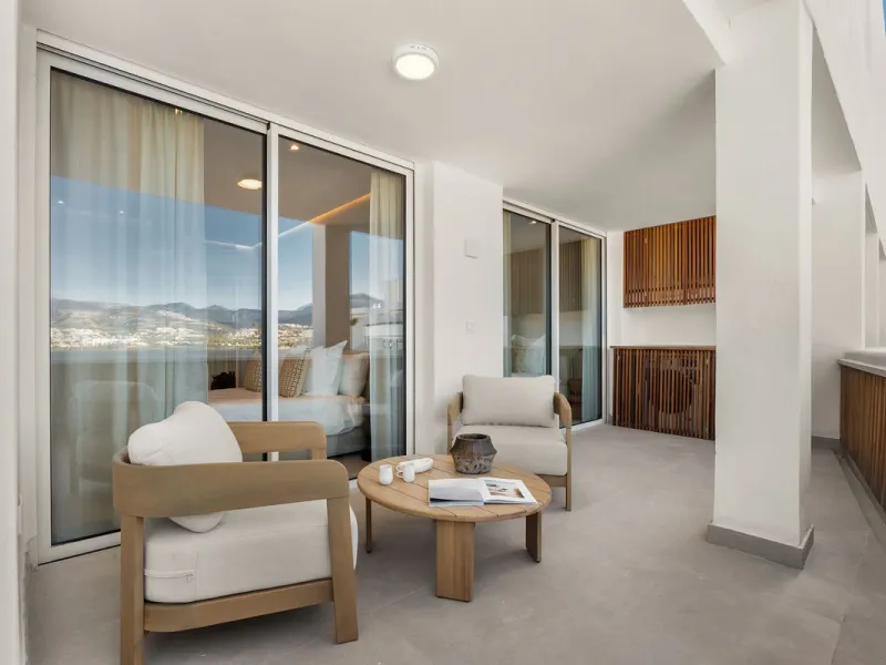 Stylish Renovated Apartment with Sea & Mountain Views