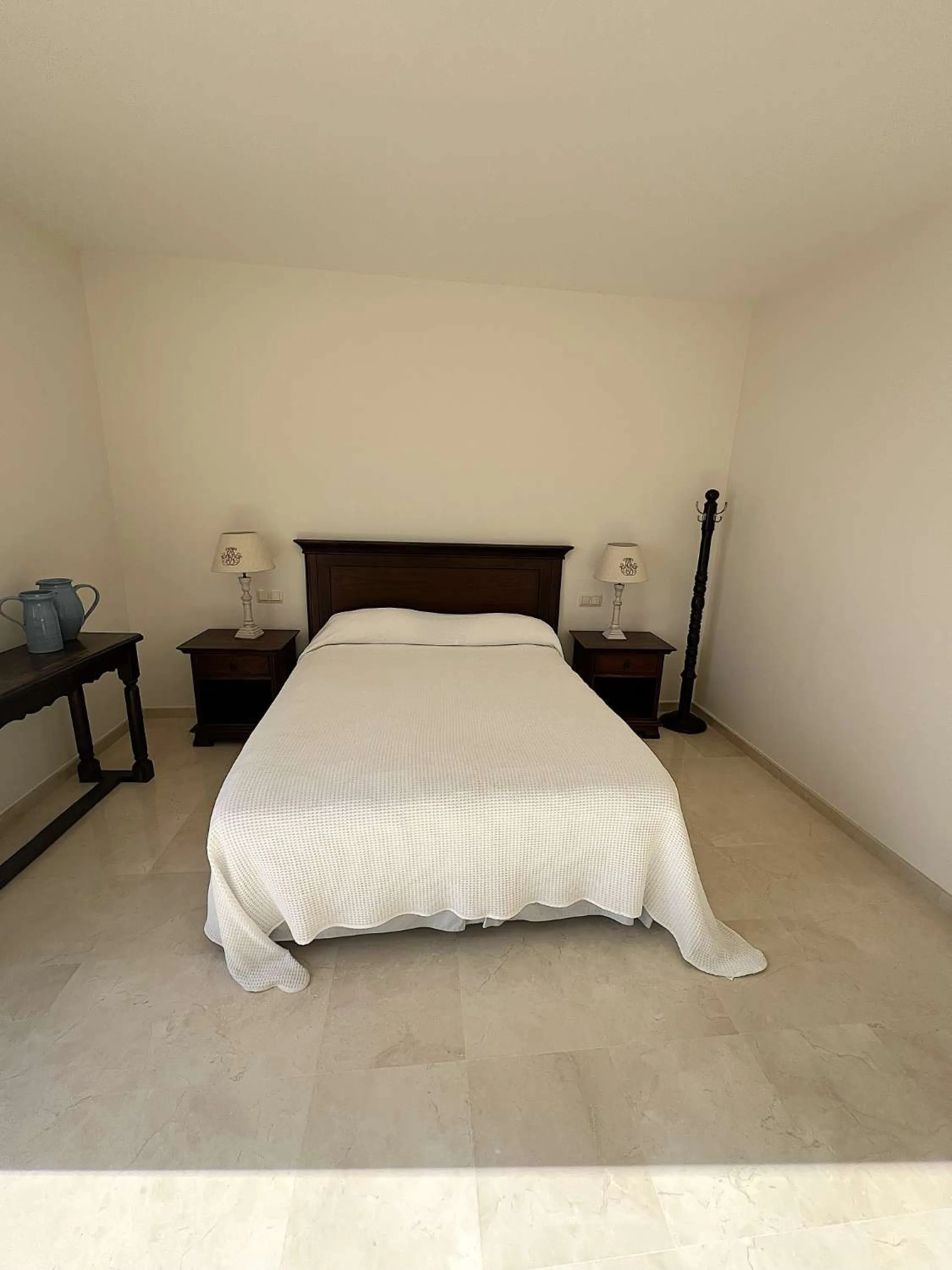 Discover your dream home in Marbella! This spectacular duplex penthouse in the Altos de la Quinta urbanization offers an unparalleled lifestyle. Spread over two floors, the ground floor features a welcoming entrance hall, a bright living room that opens o