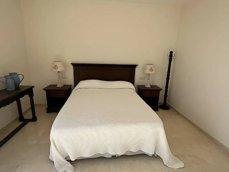 Discover your dream home in Marbella! This spectacular duplex penthouse in the Altos de la Quinta urbanization offers an unparalleled lifestyle. Spread over two floors, the ground floor features a welcoming entrance hall, a bright living room that opens o