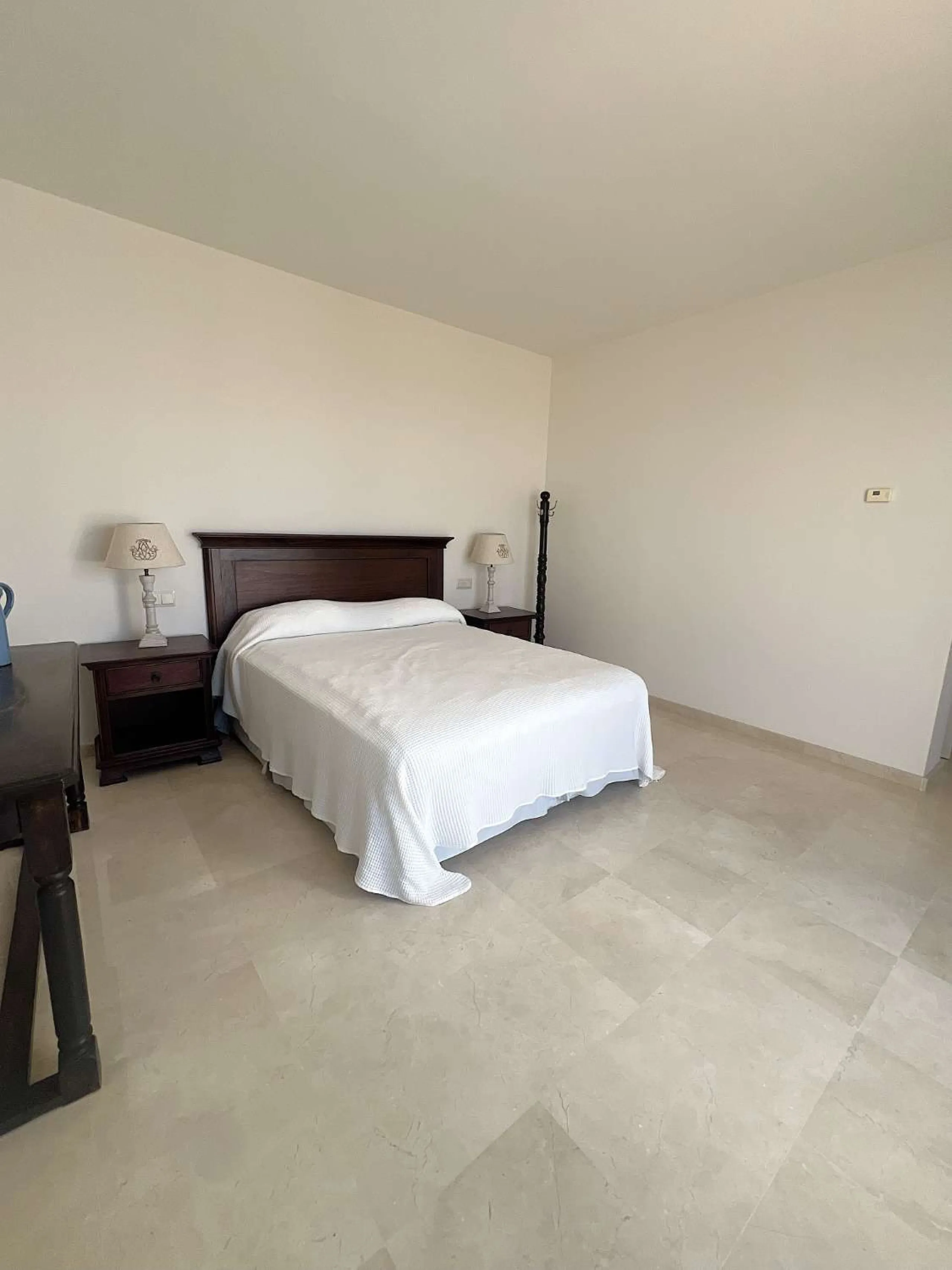 Discover your dream home in Marbella! This spectacular duplex penthouse in the Altos de la Quinta urbanization offers an unparalleled lifestyle. Spread over two floors, the ground floor features a welcoming entrance hall, a bright living room that opens o