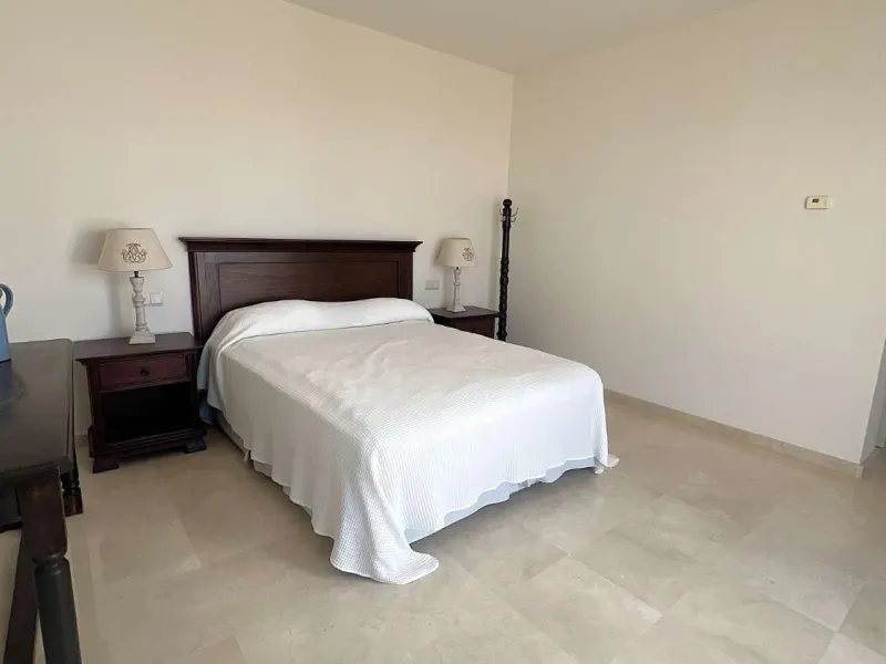 Discover your dream home in Marbella! This spectacular duplex penthouse in the Altos de la Quinta urbanization offers an unparalleled lifestyle. Spread over two floors, the ground floor features a welcoming entrance hall, a bright living room that opens o