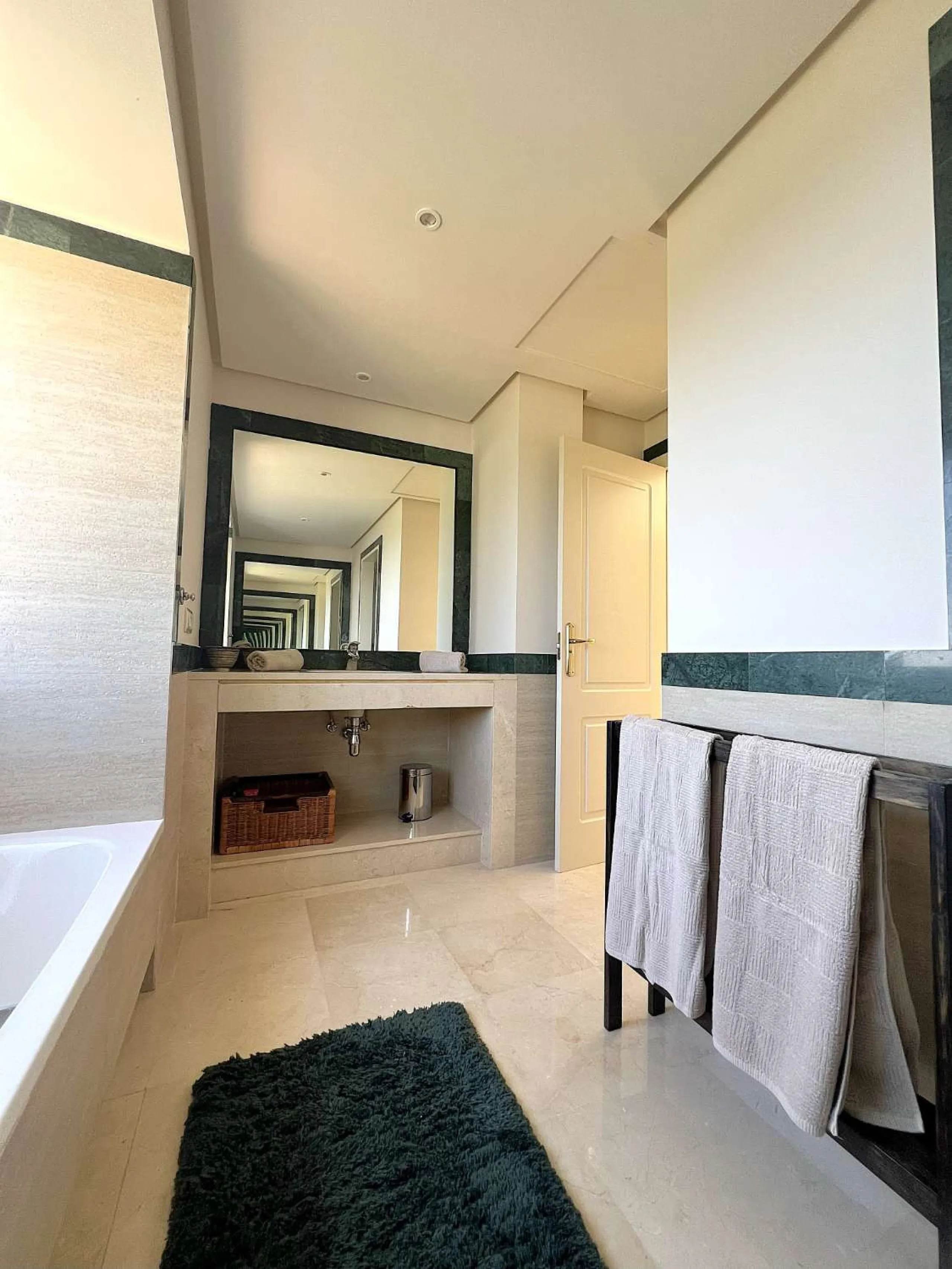 Discover your dream home in Marbella! This spectacular duplex penthouse in the Altos de la Quinta urbanization offers an unparalleled lifestyle. Spread over two floors, the ground floor features a welcoming entrance hall, a bright living room that opens o
