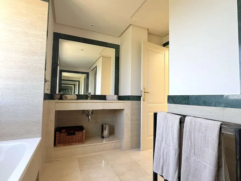 Discover your dream home in Marbella! This spectacular duplex penthouse in the Altos de la Quinta urbanization offers an unparalleled lifestyle. Spread over two floors, the ground floor features a welcoming entrance hall, a bright living room that opens o
