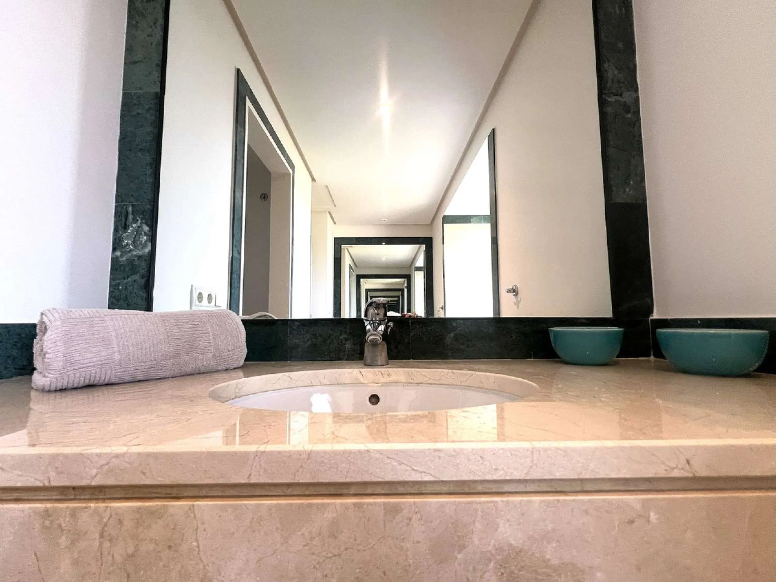 Discover your dream home in Marbella! This spectacular duplex penthouse in the Altos de la Quinta urbanization offers an unparalleled lifestyle. Spread over two floors, the ground floor features a welcoming entrance hall, a bright living room that opens o
