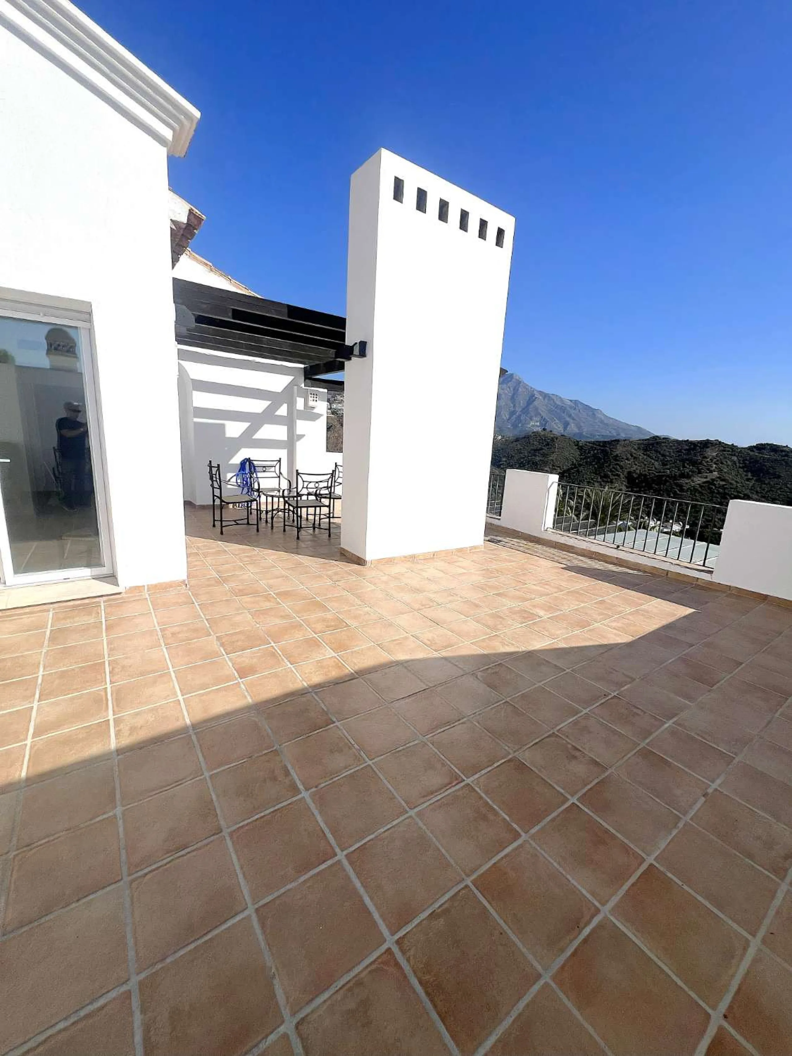 Discover your dream home in Marbella! This spectacular duplex penthouse in the Altos de la Quinta urbanization offers an unparalleled lifestyle. Spread over two floors, the ground floor features a welcoming entrance hall, a bright living room that opens o