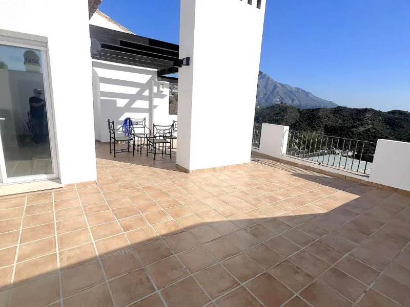 Discover your dream home in Marbella! This spectacular duplex penthouse in the Altos de la Quinta urbanization offers an unparalleled lifestyle. Spread over two floors, the ground floor features a welcoming entrance hall, a bright living room that opens o