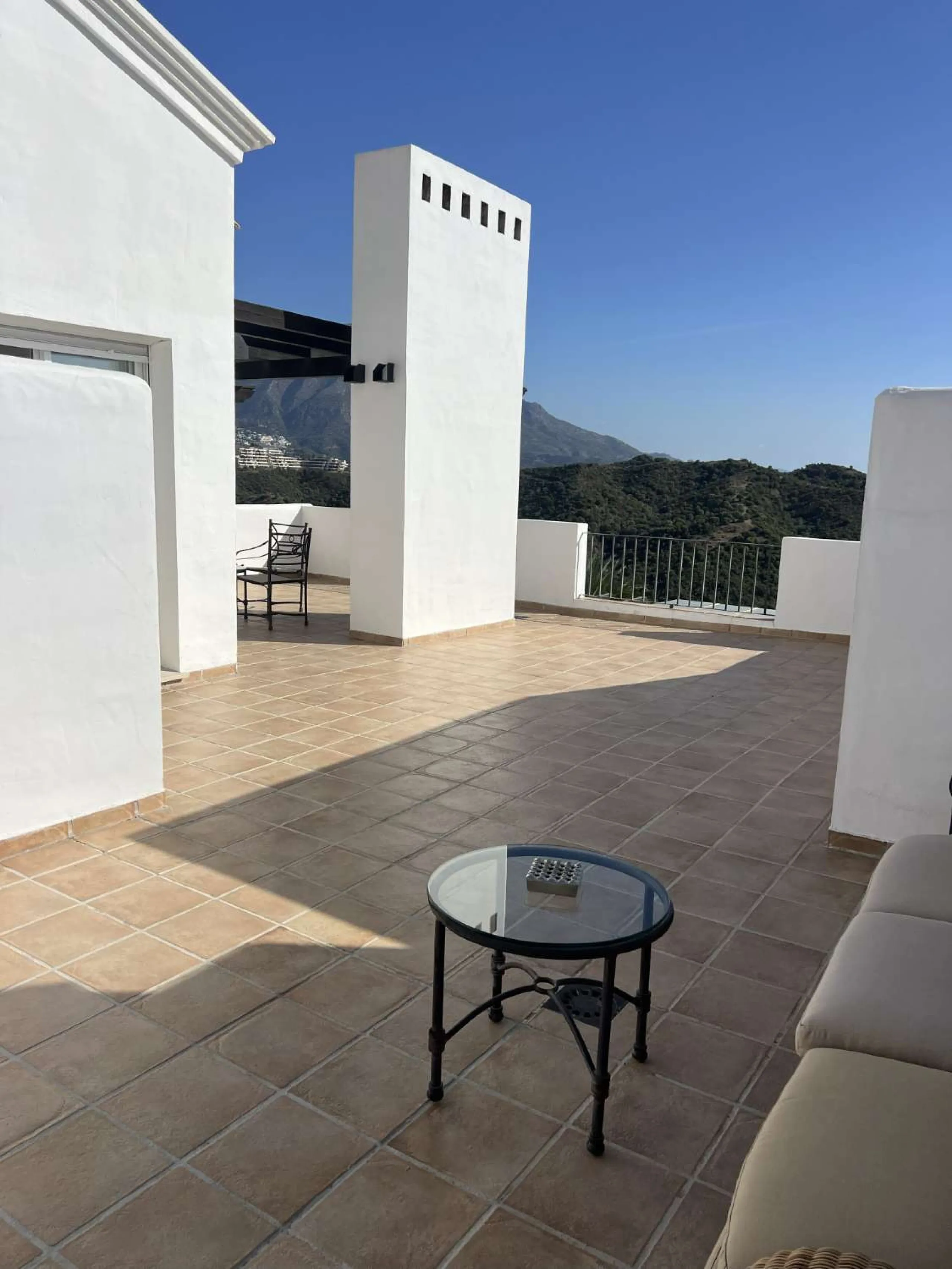 Discover your dream home in Marbella! This spectacular duplex penthouse in the Altos de la Quinta urbanization offers an unparalleled lifestyle. Spread over two floors, the ground floor features a welcoming entrance hall, a bright living room that opens o