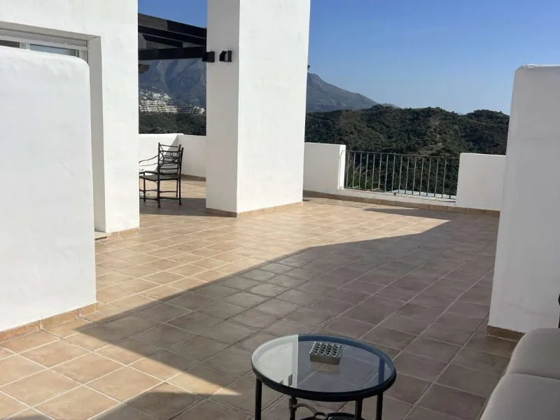 Discover your dream home in Marbella! This spectacular duplex penthouse in the Altos de la Quinta urbanization offers an unparalleled lifestyle. Spread over two floors, the ground floor features a welcoming entrance hall, a bright living room that opens o