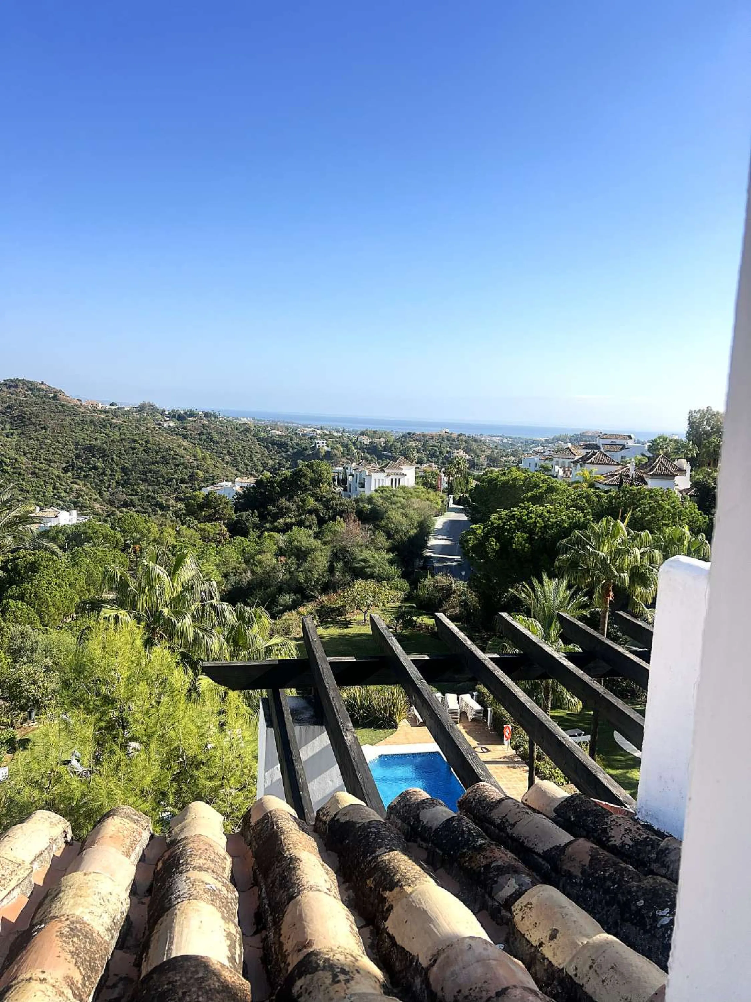 Discover your dream home in Marbella! This spectacular duplex penthouse in the Altos de la Quinta urbanization offers an unparalleled lifestyle. Spread over two floors, the ground floor features a welcoming entrance hall, a bright living room that opens o