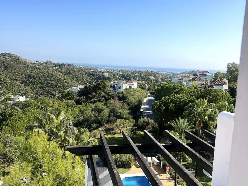 Discover your dream home in Marbella! This spectacular duplex penthouse in the Altos de la Quinta urbanization offers an unparalleled lifestyle. Spread over two floors, the ground floor features a welcoming entrance hall, a bright living room that opens o