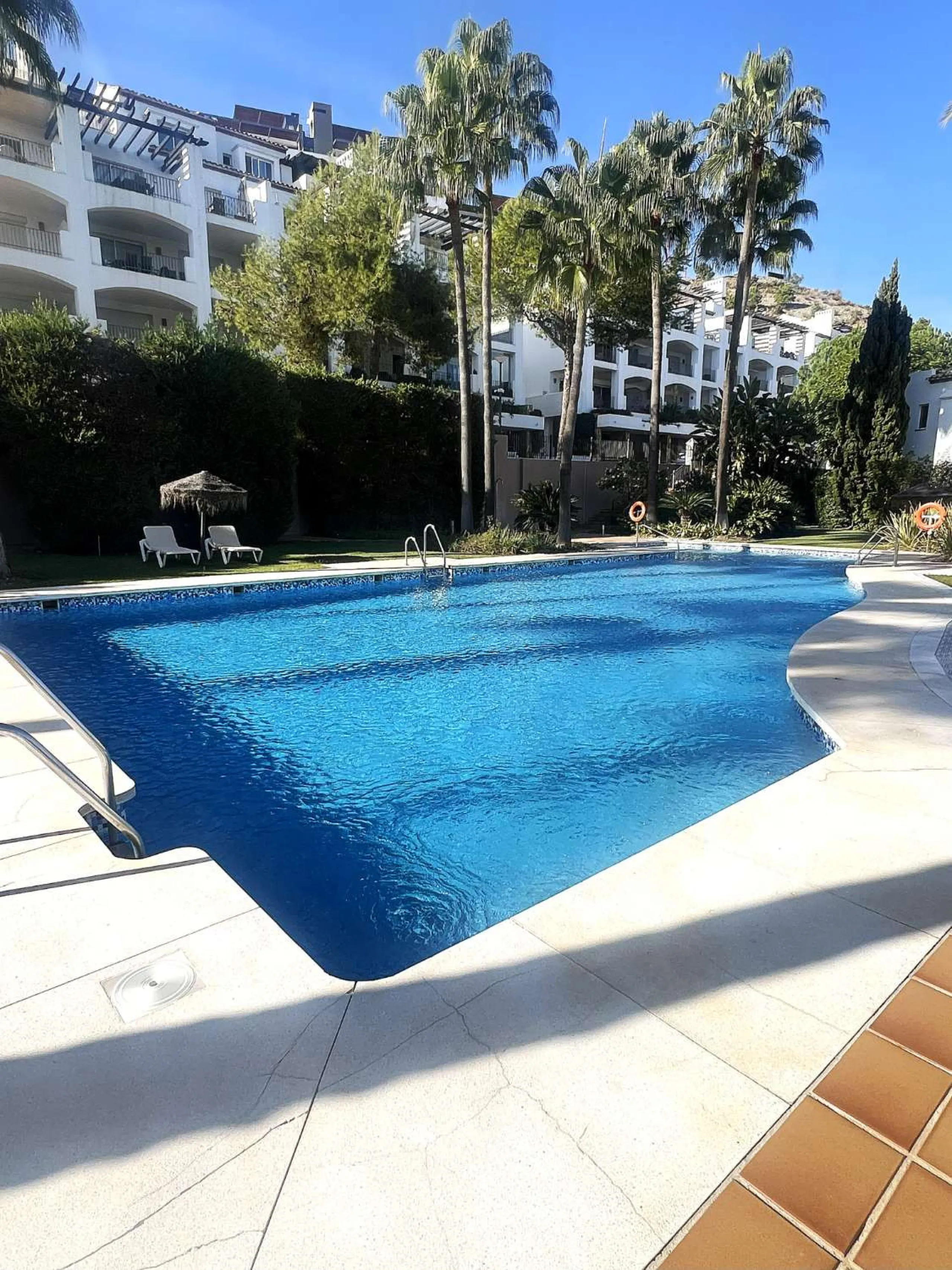 Discover your dream home in Marbella! This spectacular duplex penthouse in the Altos de la Quinta urbanization offers an unparalleled lifestyle. Spread over two floors, the ground floor features a welcoming entrance hall, a bright living room that opens o