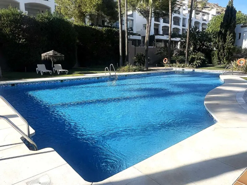 Discover your dream home in Marbella! This spectacular duplex penthouse in the Altos de la Quinta urbanization offers an unparalleled lifestyle. Spread over two floors, the ground floor features a welcoming entrance hall, a bright living room that opens o