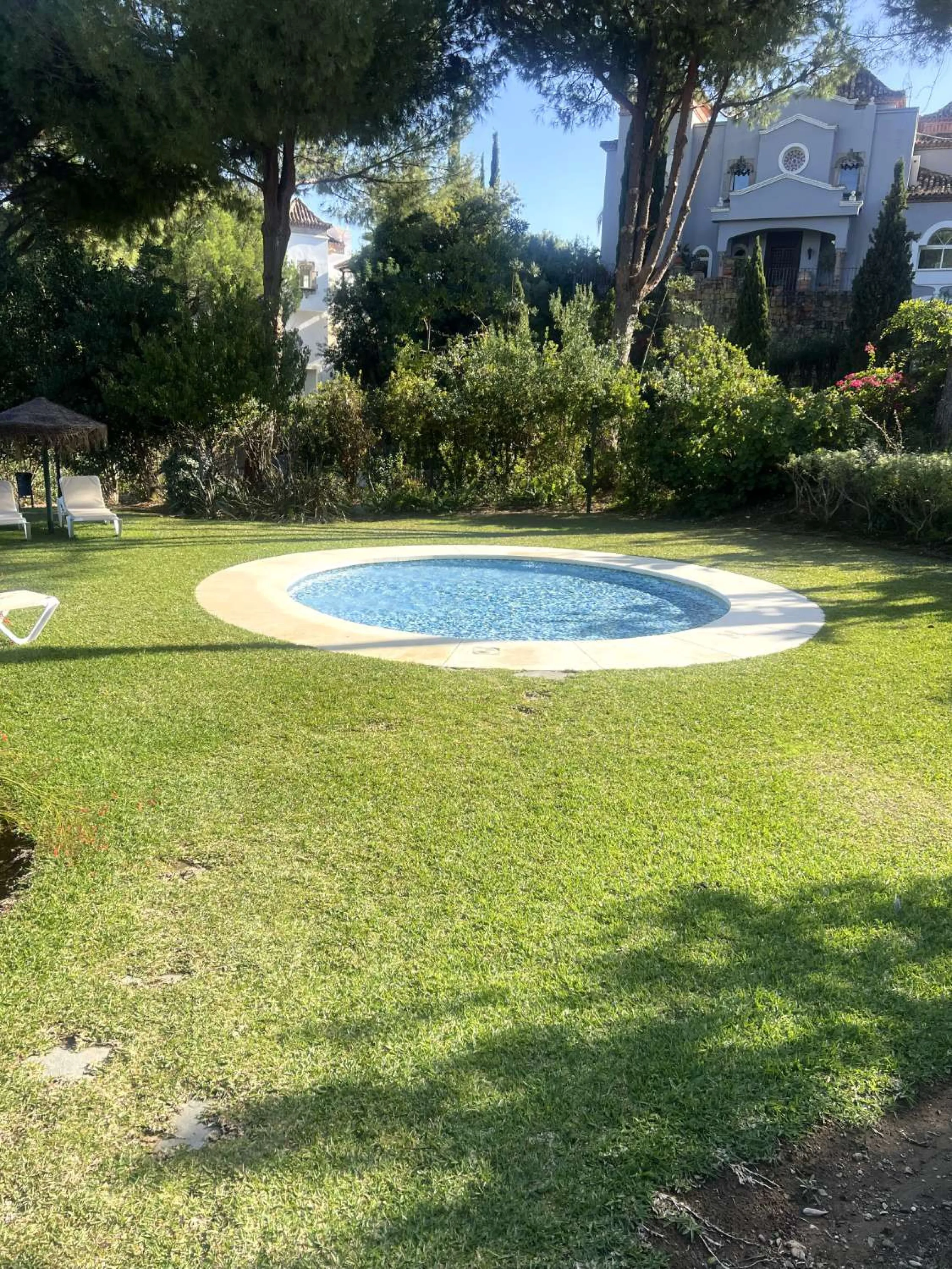 Discover your dream home in Marbella! This spectacular duplex penthouse in the Altos de la Quinta urbanization offers an unparalleled lifestyle. Spread over two floors, the ground floor features a welcoming entrance hall, a bright living room that opens o