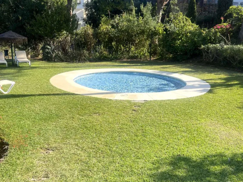 Discover your dream home in Marbella! This spectacular duplex penthouse in the Altos de la Quinta urbanization offers an unparalleled lifestyle. Spread over two floors, the ground floor features a welcoming entrance hall, a bright living room that opens o