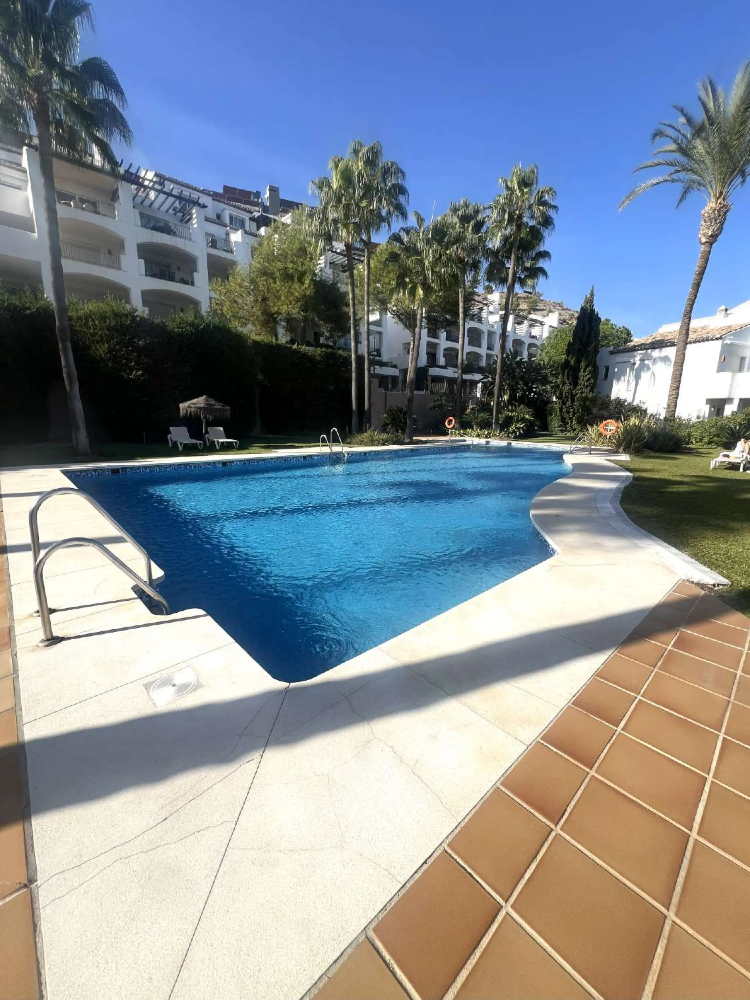 Discover your dream home in Marbella! This spectacular duplex penthouse in the Altos de la Quinta urbanization offers an unparalleled lifestyle. Spread over two floors, the ground floor features a welcoming entrance hall, a bright living room that opens o