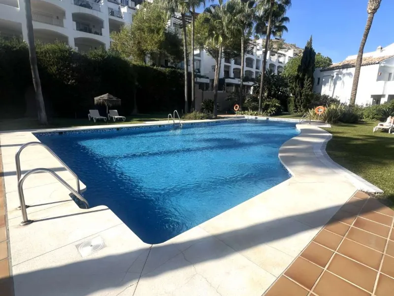 Discover your dream home in Marbella! This spectacular duplex penthouse in the Altos de la Quinta urbanization offers an unparalleled lifestyle. Spread over two floors, the ground floor features a welcoming entrance hall, a bright living room that opens o