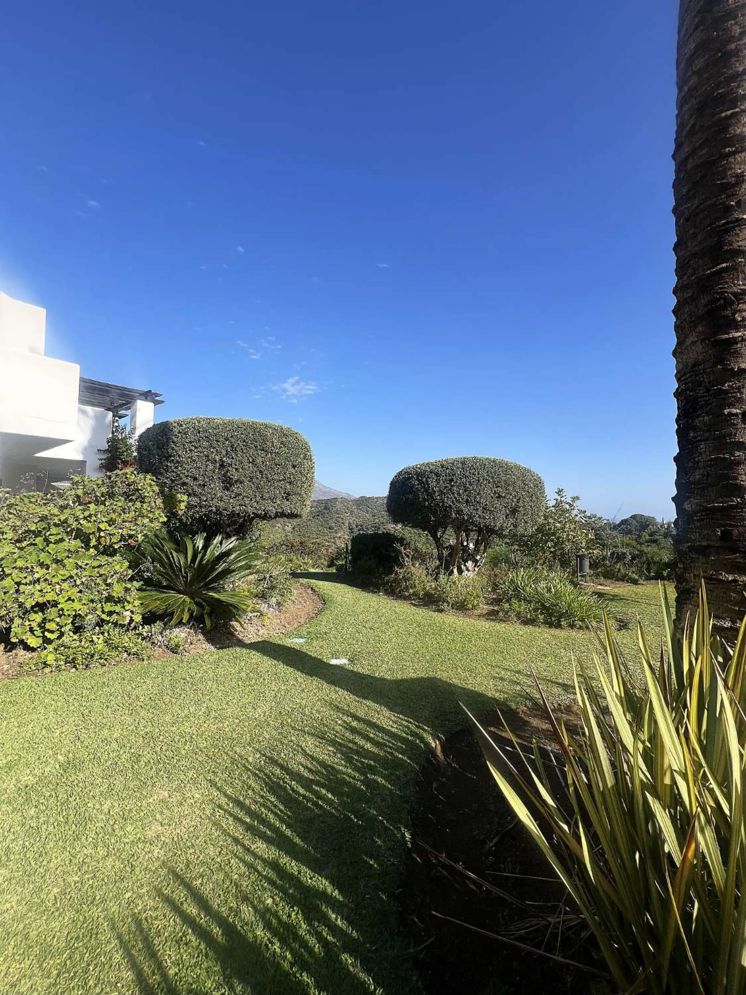 Discover your dream home in Marbella! This spectacular duplex penthouse in the Altos de la Quinta urbanization offers an unparalleled lifestyle. Spread over two floors, the ground floor features a welcoming entrance hall, a bright living room that opens o