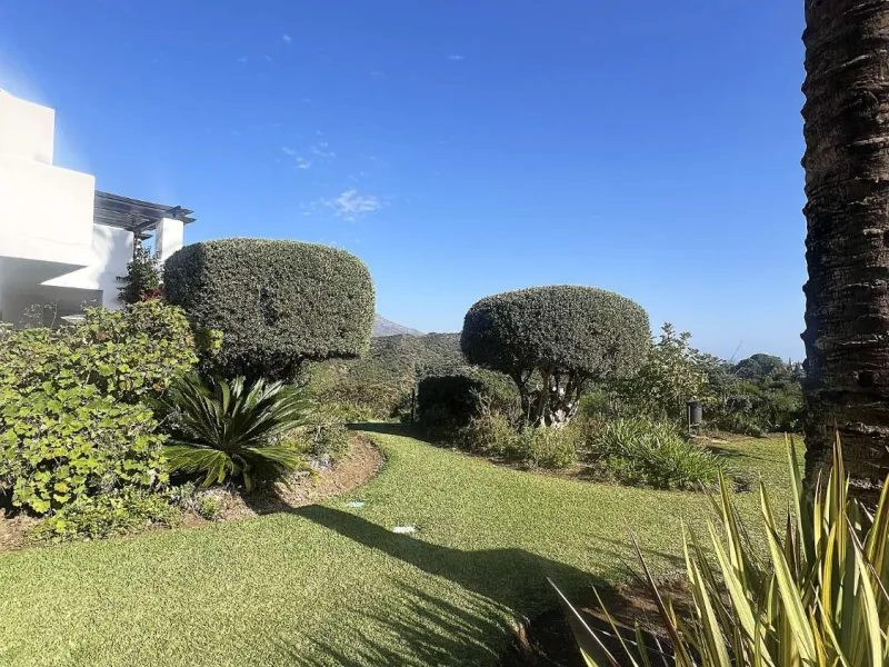 Discover your dream home in Marbella! This spectacular duplex penthouse in the Altos de la Quinta urbanization offers an unparalleled lifestyle. Spread over two floors, the ground floor features a welcoming entrance hall, a bright living room that opens o