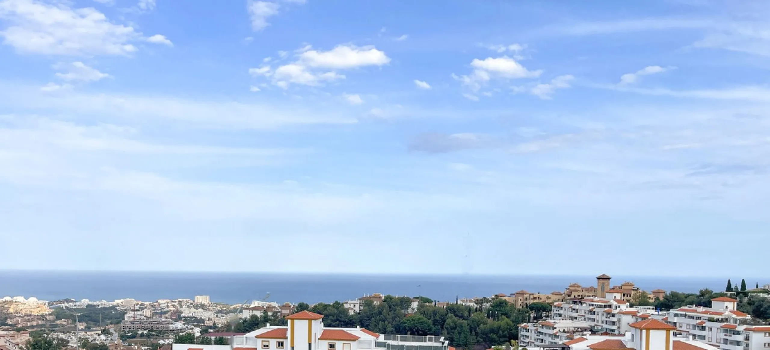 Magnificent semi-detached house for sale with sea views, located in one of the most sought-after areas of Benalmádena Pueblo, very close to the Buddhist Stupa.