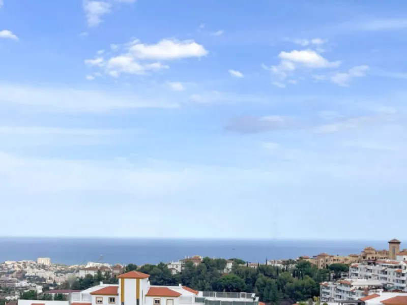 Magnificent semi-detached house for sale with sea views, located in one of the most sought-after areas of Benalmádena Pueblo, very close to the Buddhist Stupa.