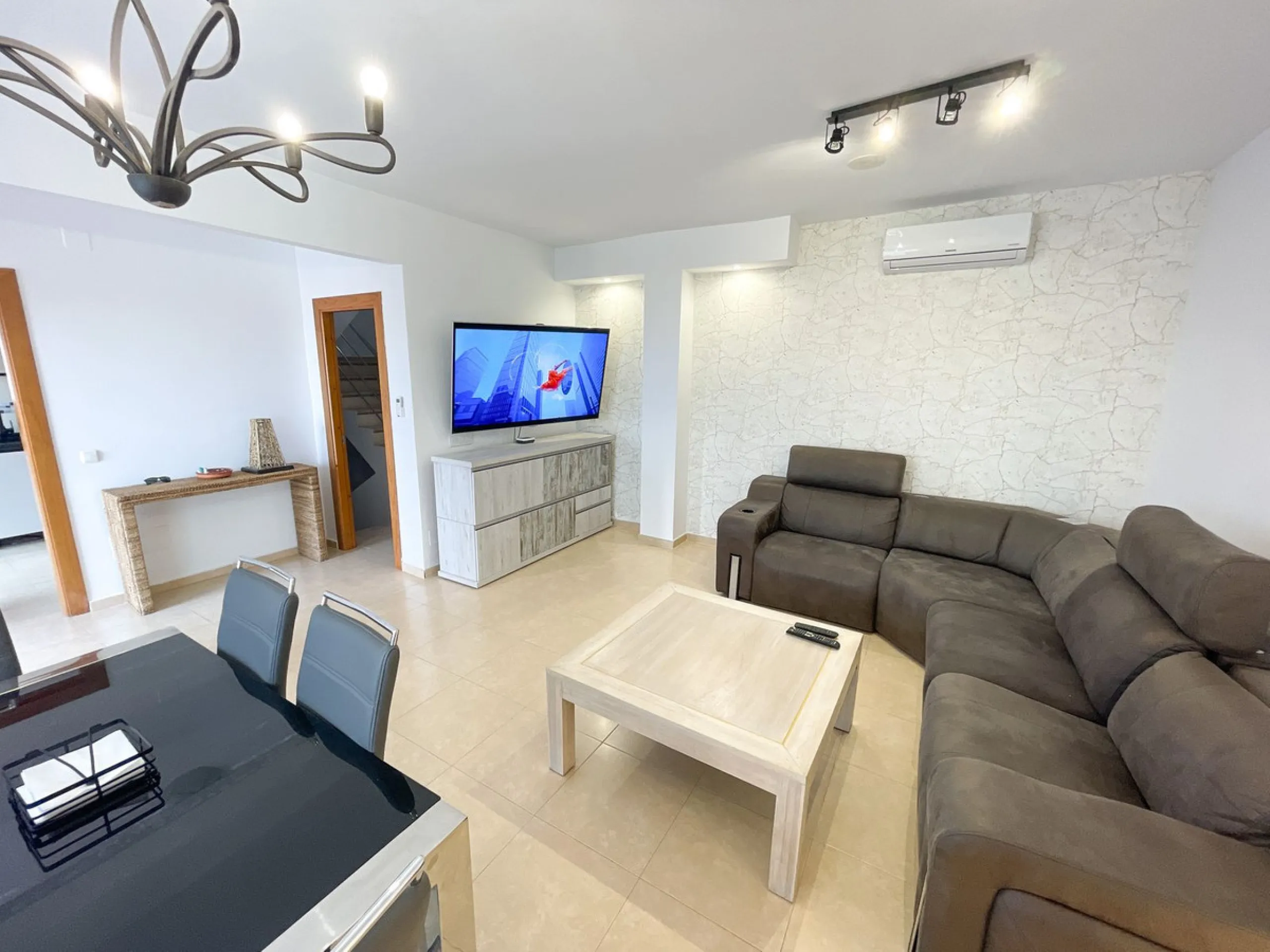 Magnificent semi-detached house for sale with sea views, located in one of the most sought-after areas of Benalmádena Pueblo, very close to the Buddhist Stupa.