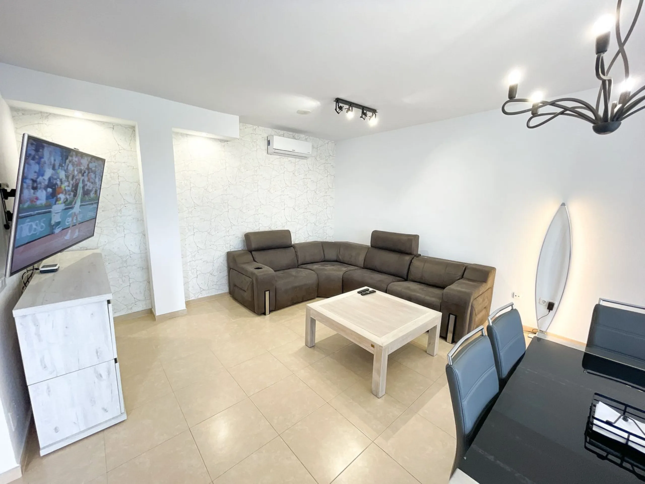 Magnificent semi-detached house for sale with sea views, located in one of the most sought-after areas of Benalmádena Pueblo, very close to the Buddhist Stupa.