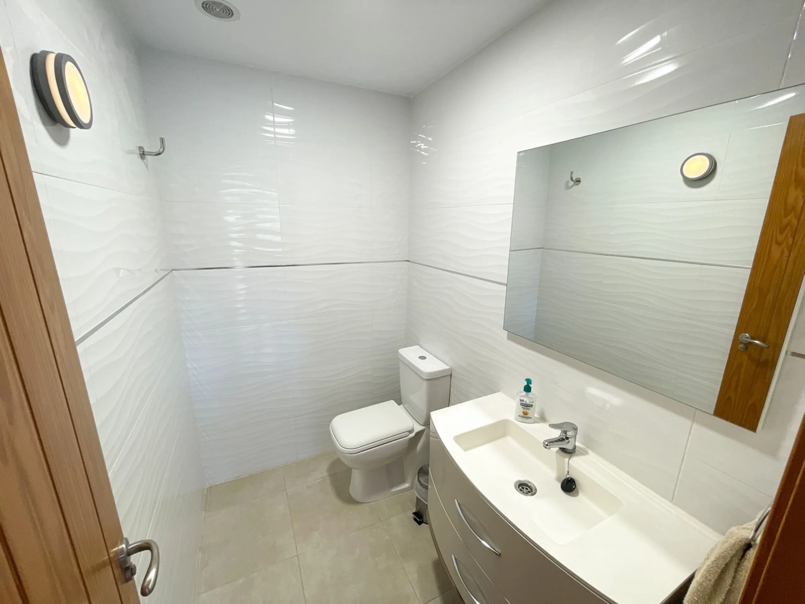 Magnificent semi-detached house for sale with sea views, located in one of the most sought-after areas of Benalmádena Pueblo, very close to the Buddhist Stupa.