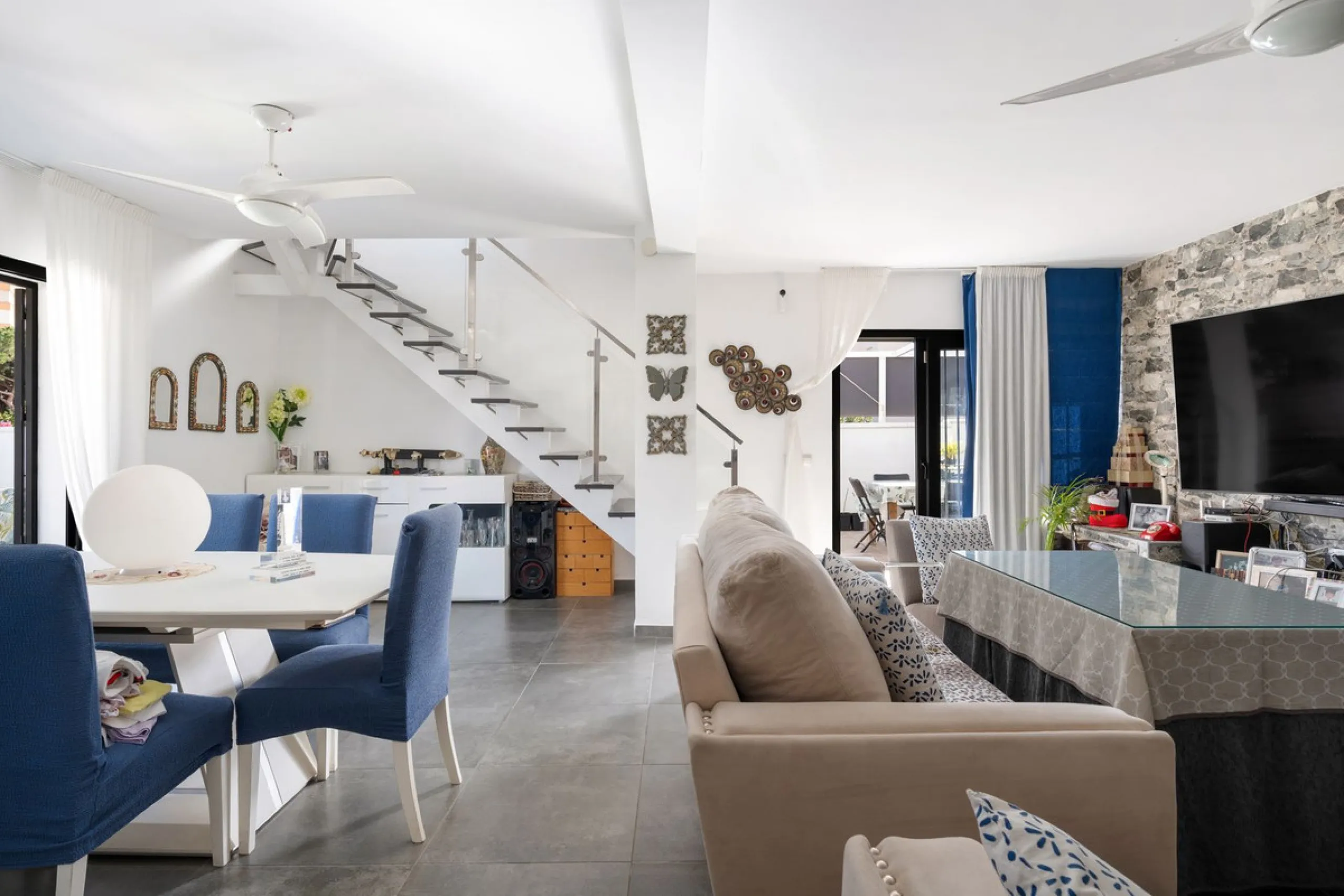 This meticulously renovated 4-bedroom villa, located in the sought-after area of ​​Calahonda, offers the perfect combination of modern comfort and coastal lifestyle. Just a 5-minute walk to the beach, the property is an excellent option for those looking 