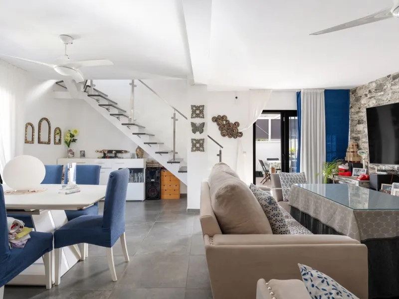 This meticulously renovated 4-bedroom villa, located in the sought-after area of ​​Calahonda, offers the perfect combination of modern comfort and coastal lifestyle. Just a 5-minute walk to the beach, the property is an excellent option for those looking 