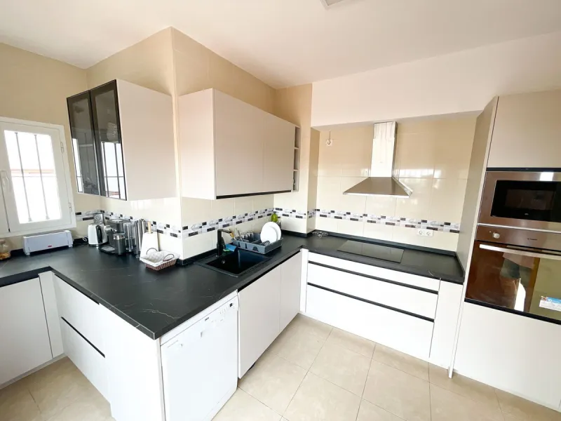 Magnificent semi-detached house for sale with sea views, located in one of the most sought-after areas of Benalmádena Pueblo, very close to the Buddhist Stupa.