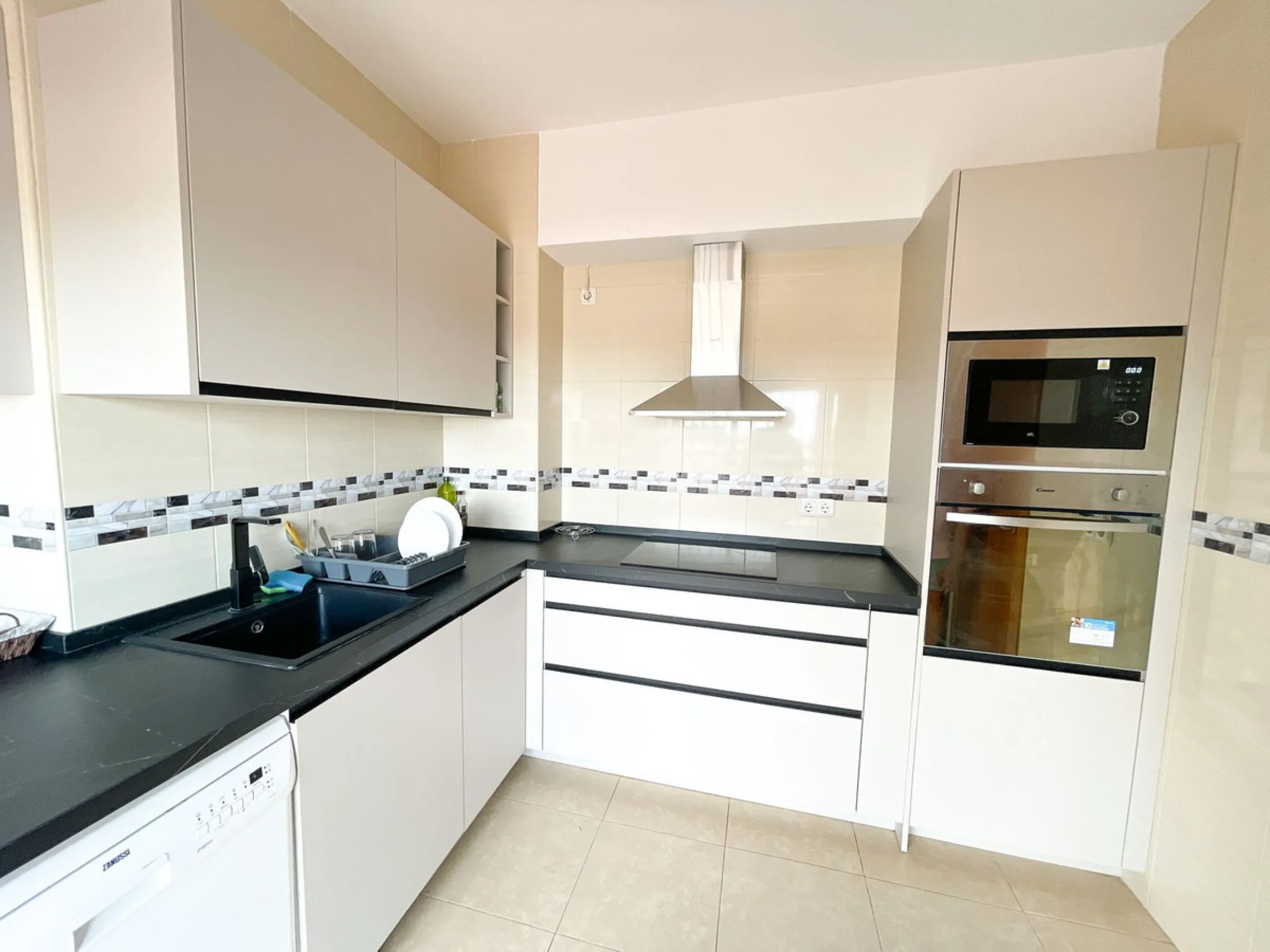 Magnificent semi-detached house for sale with sea views, located in one of the most sought-after areas of Benalmádena Pueblo, very close to the Buddhist Stupa.