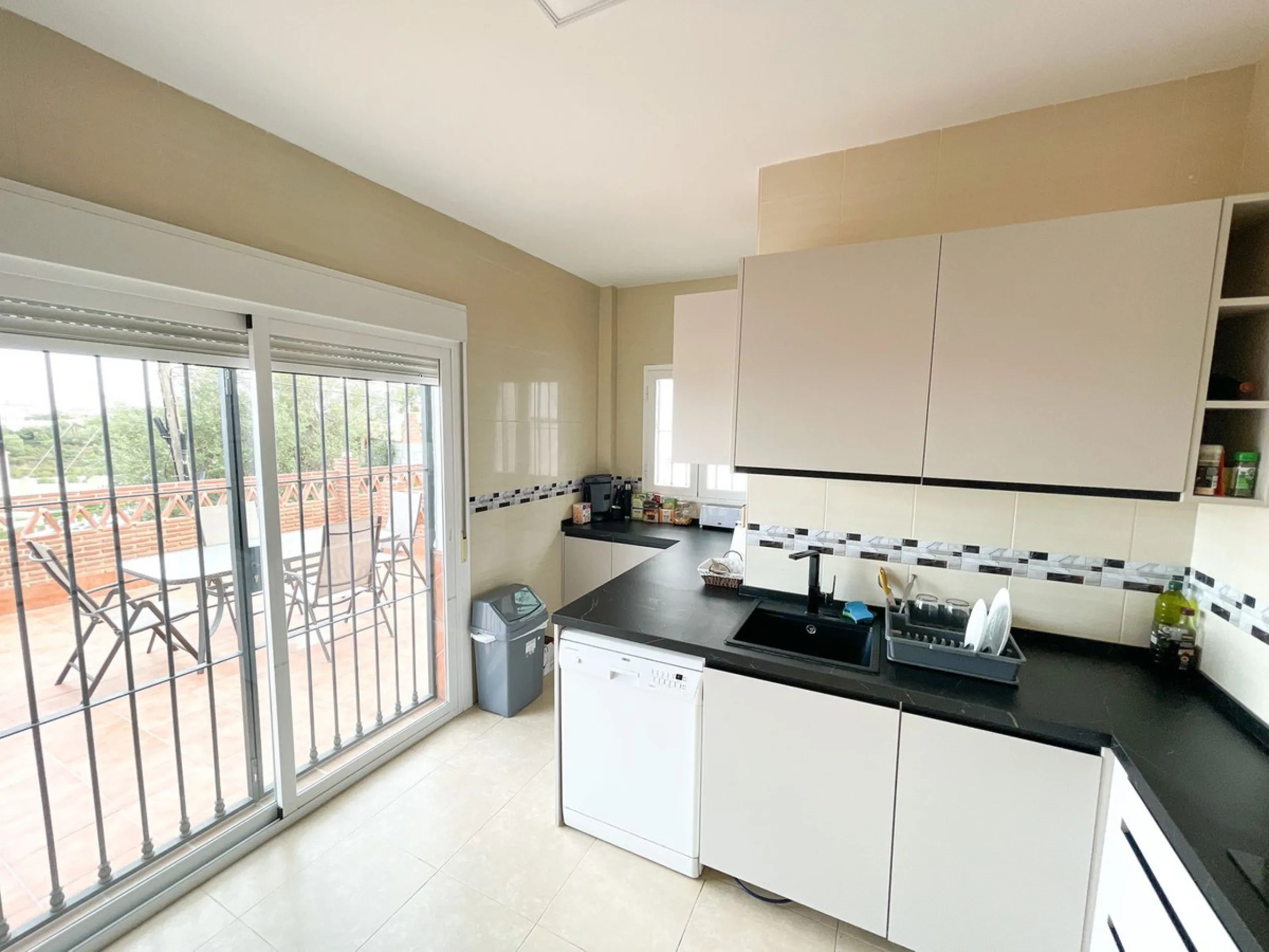 Magnificent semi-detached house for sale with sea views, located in one of the most sought-after areas of Benalmádena Pueblo, very close to the Buddhist Stupa.