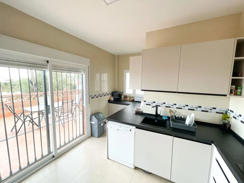 Magnificent semi-detached house for sale with sea views, located in one of the most sought-after areas of Benalmádena Pueblo, very close to the Buddhist Stupa.