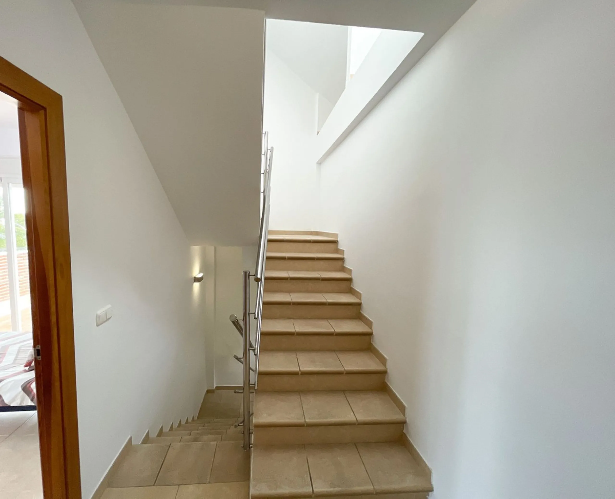 Magnificent semi-detached house for sale with sea views, located in one of the most sought-after areas of Benalmádena Pueblo, very close to the Buddhist Stupa.