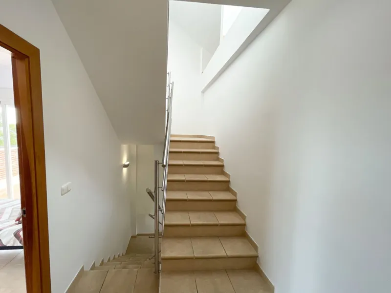 Magnificent semi-detached house for sale with sea views, located in one of the most sought-after areas of Benalmádena Pueblo, very close to the Buddhist Stupa.