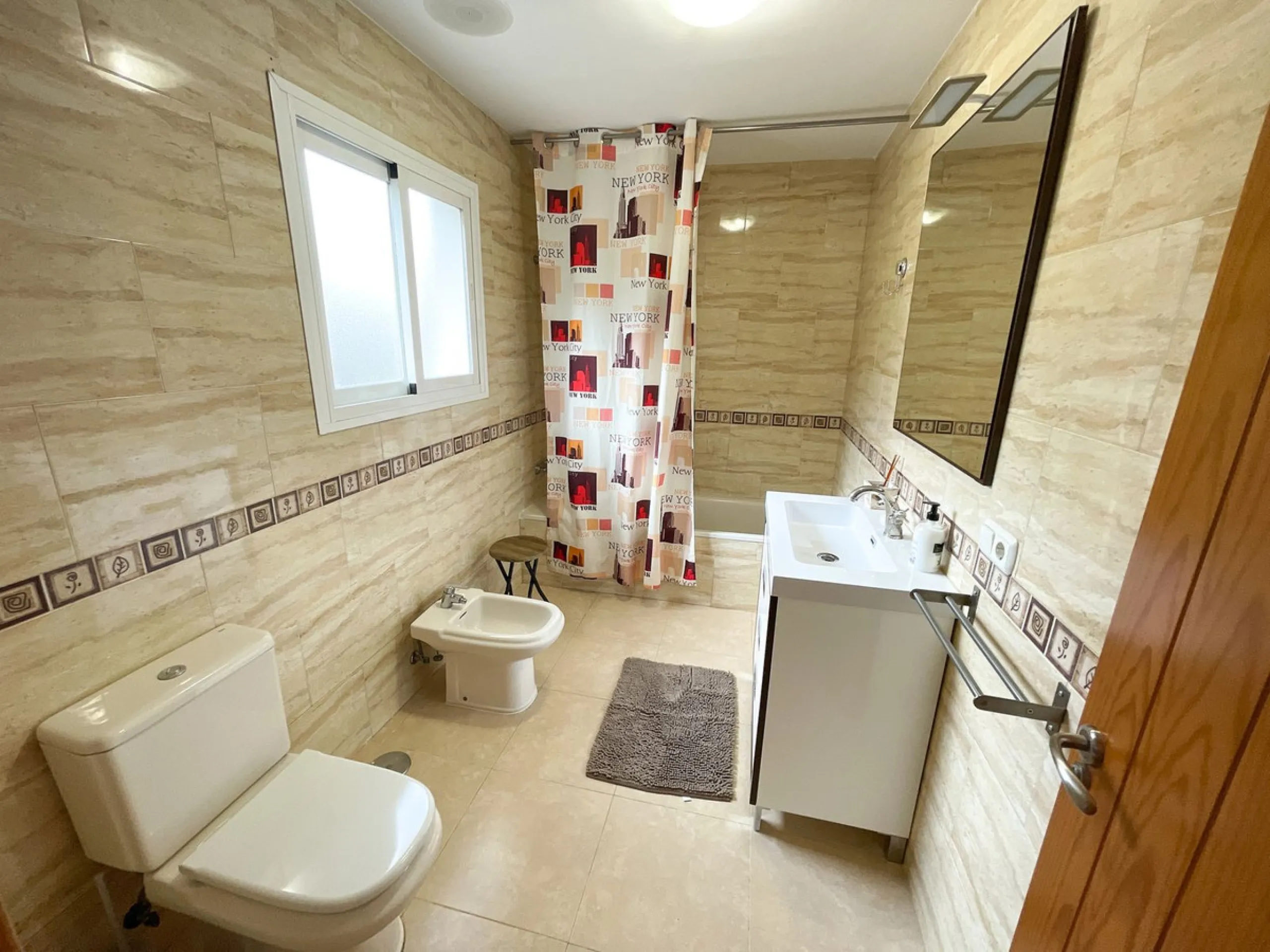 Magnificent semi-detached house for sale with sea views, located in one of the most sought-after areas of Benalmádena Pueblo, very close to the Buddhist Stupa.