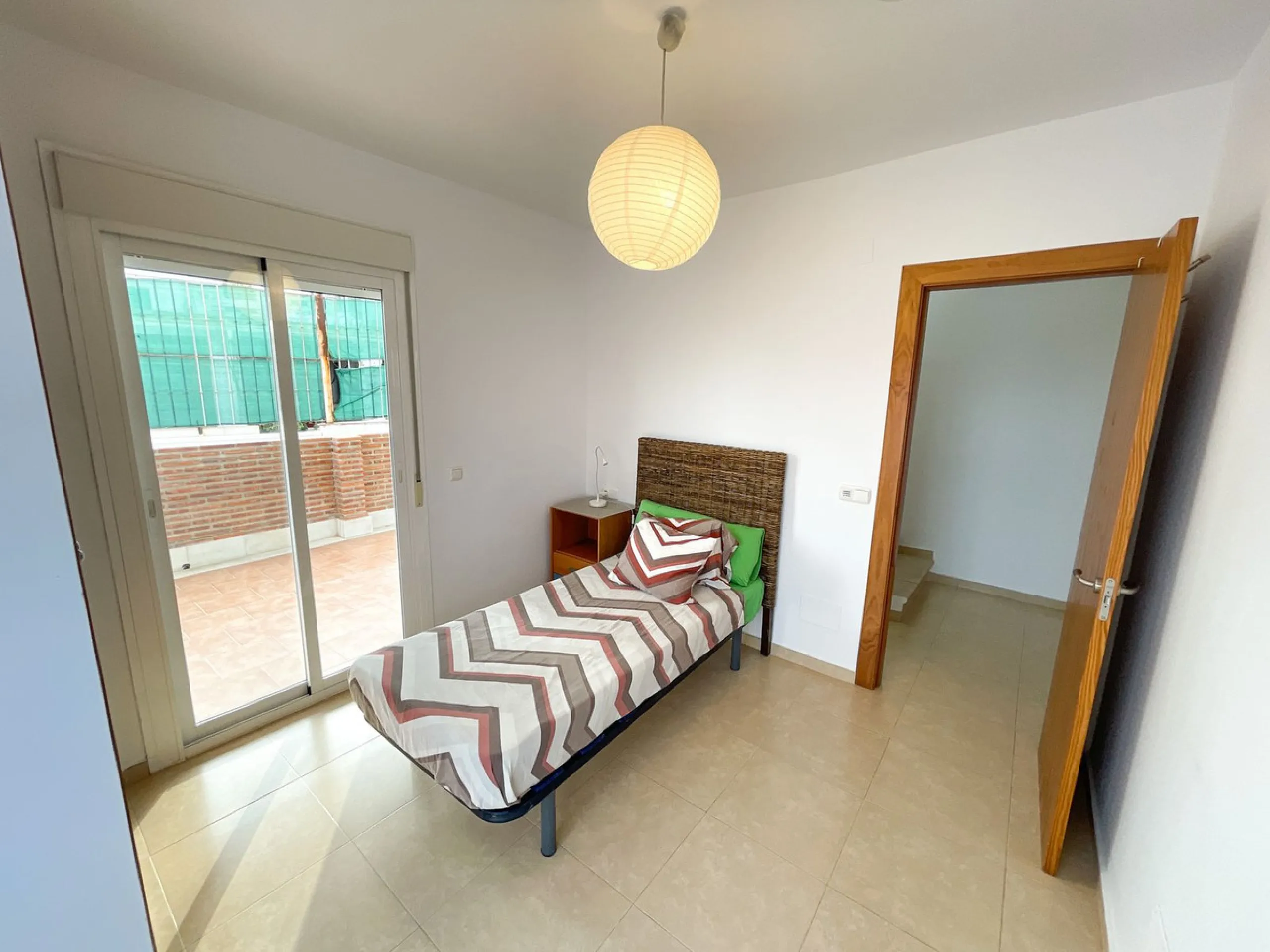 Magnificent semi-detached house for sale with sea views, located in one of the most sought-after areas of Benalmádena Pueblo, very close to the Buddhist Stupa.
